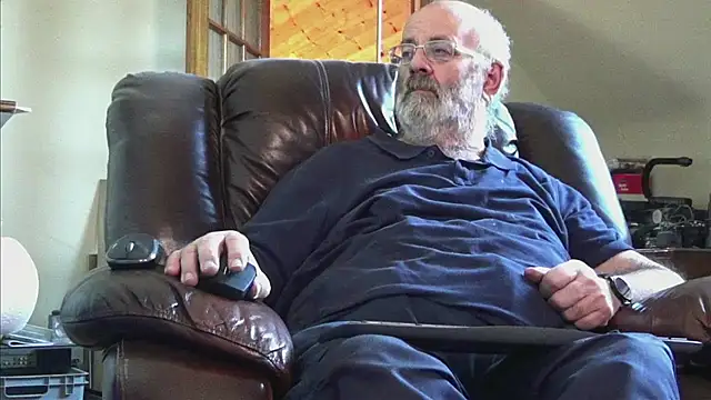 Snapshot of janzer13 chatting on 11-19-25, 02:06 janzer13 online show from 11-19-25, 02:06