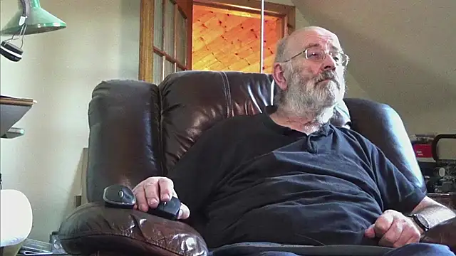 Snapshot of janzer13 chatting on 11-25-25, 02:39 janzer13 online show from 11-25-25, 02:39