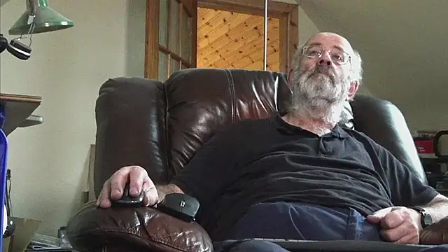 Snapshot of janzer13 chatting on 11-26-25, 02:51 janzer13 online show from 11-26-25, 02:51