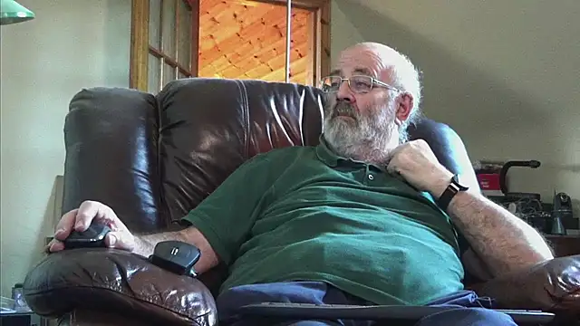 Snapshot of janzer13 chatting on 11-28-25, 02:09 janzer13 online show from 11-28-25, 02:09