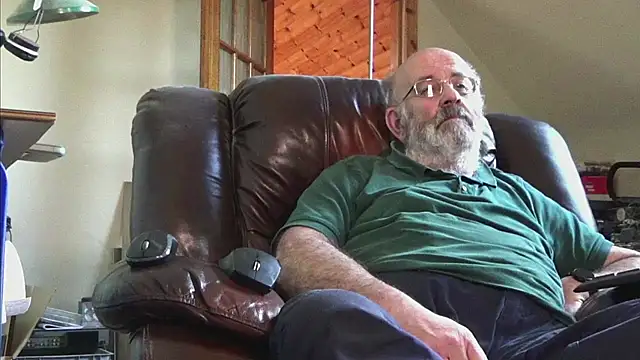 Snapshot of janzer13 chatting on 11-29-25, 02:20 janzer13 online show from 11-29-25, 02:20