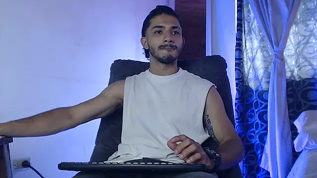 Snapshot of ArturoCardona_ chatting on 05-11-26, 01:39 ArturoCardona online show from 05-11-26, 01:39