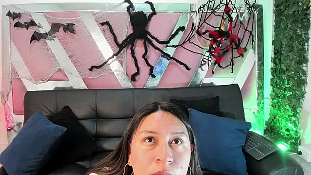 BellaRoux1 online show from 10-06-25, 12:13