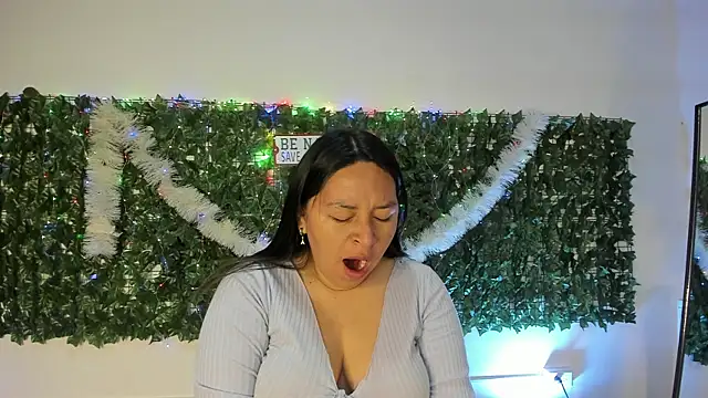 BellaRoux1 online show from 12-17-25, 12:00