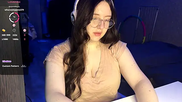 LauretteRagar online show from 11-11-25, 06:19