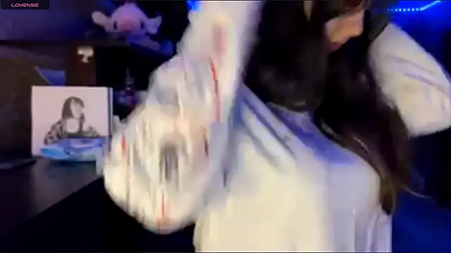 LauretteRagar online show from 11-26-25, 05:14