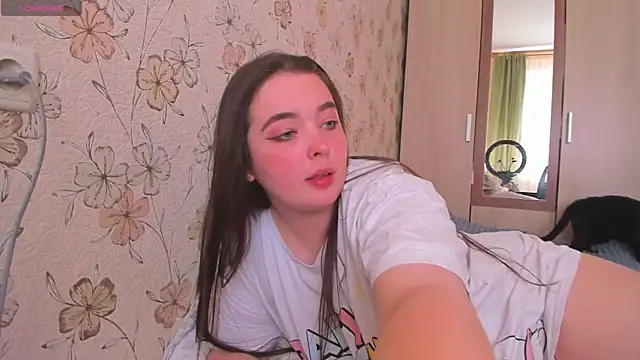 Snapshot of Alice_next_door chatting on 05-30-26, 11:18 Alice next door online show from 05-30-26, 11:18