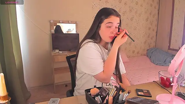 Snapshot of Alice_next_door chatting on 06-12-26, 10:14 Alice next door online show from 06-12-26, 10:14