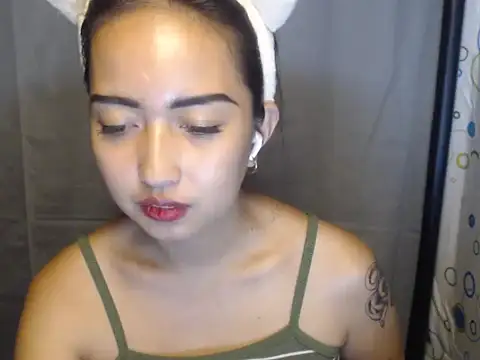 Snapshot of Soft_Angel8 chatting on 05-26-26, 04:58 Soft Angel8 online show from 05-26-26, 04:58