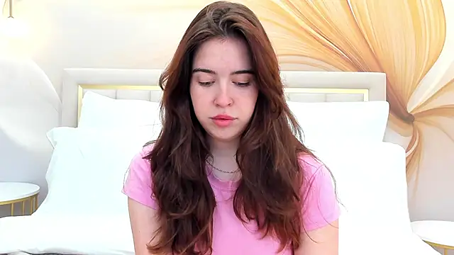 Snapshot of KimberlyBond chatting on 09-15-25, 04:18 KimberlyBond online show from 09-15-25, 04:18