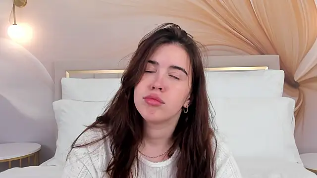 Snapshot of KimberlyBond chatting on 09-17-25, 03:03 KimberlyBond online show from 09-17-25, 03:03