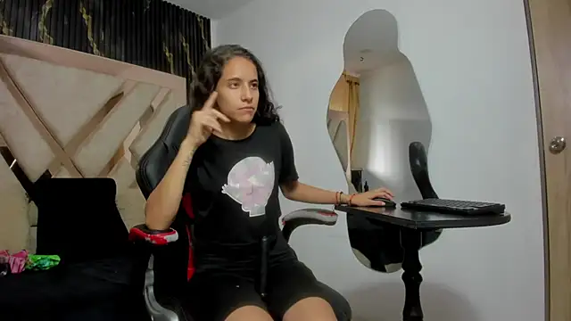 MiaCours online show from 10-11-25, 01:31