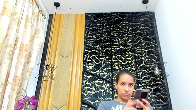 Snapshot of MiaCours chatting on 05-17-26, 02:24 MiaCours online show from 05-17-26, 02:24