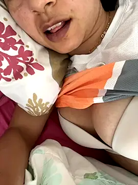 Snapshot of LatinaHottt chatting on 10-29-25, 05:47 LatinaHottt online show from 10-29-25, 05:47