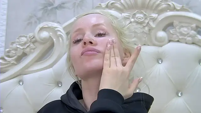 Snapshot of EllieFrosty_ chatting on 11-11-25, 12:43 EllieFrosty online show from 11-11-25, 12:43