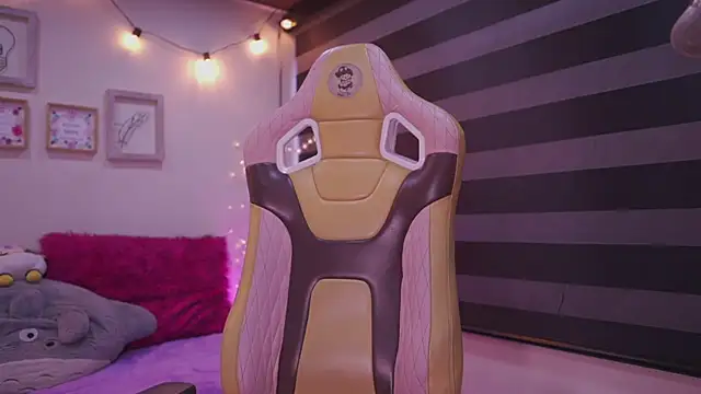 Lana Dreams  online show from 11-13-25, 10:19