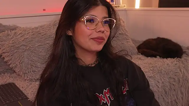 sophieee art online show from 01-08-26, 04:48