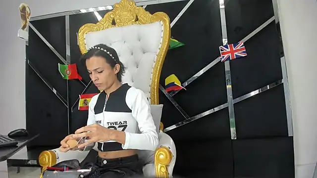 Aisha hotts777 online show from 06-17-26, 07:59