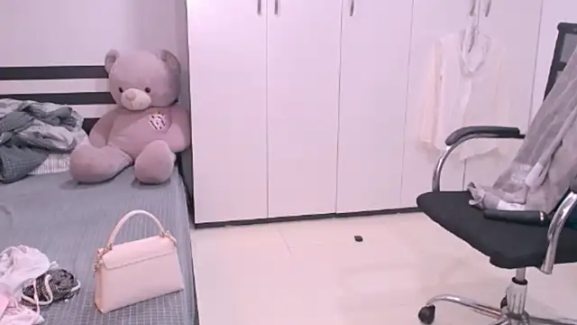 Snapshot of bunny_b4nny chatting on 09-24-25, 02:42 bunny b4nny online show from 09-24-25, 02:42