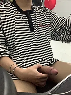 Snapshot of Nguyen07_x11 chatting on 07-31-26, 03:22 Nguyen07 x11 online show from 07-31-26, 03:22