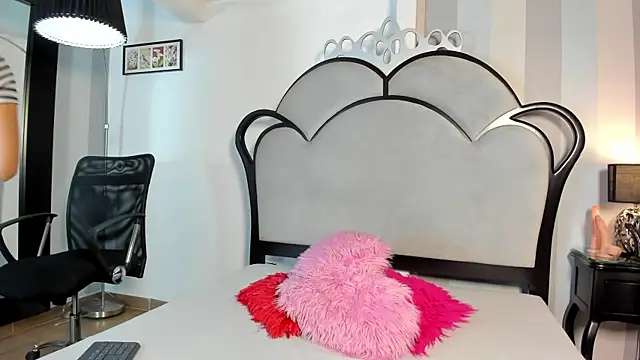 Snapshot of MiaAmore_ chatting on 06-18-26, 06:01 MiaAmore online show from 06-18-26, 06:01