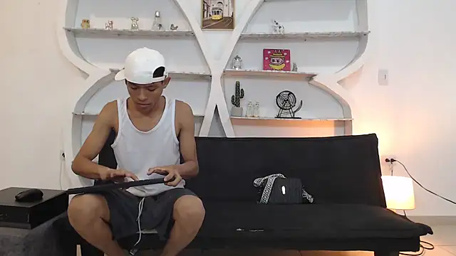 BEAUTY BOYS1 online show from 11-19-25, 07:08