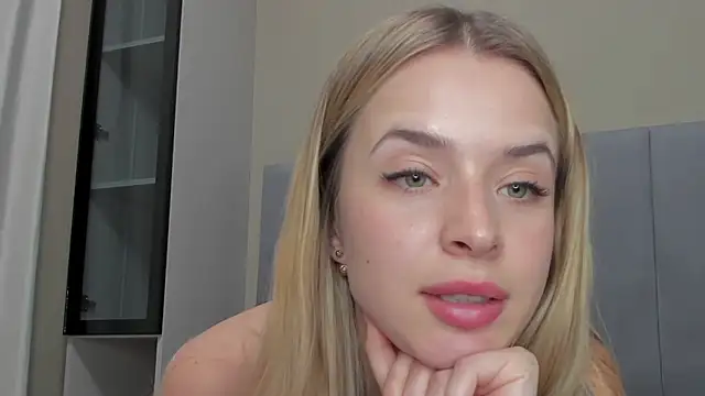 Snapshot of Touch_me chatting on 02-16-25, 07:49 Touch me online show from 02-16-25, 07:49