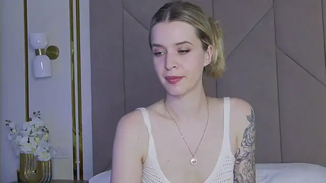 Snapshot of Touch_me chatting on 10-05-25, 04:27 Touch me online show from 10-05-25, 04:27