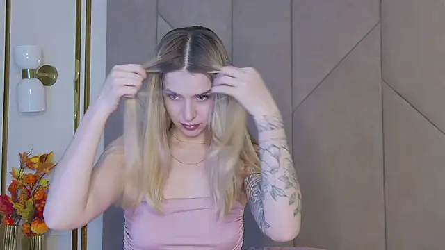 Snapshot of Touch_me chatting on 11-23-25, 04:29 Touch me online show from 11-23-25, 04:29