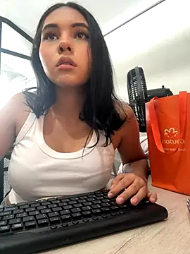 Snapshot of AlinnaRosee_ chatting on 12-02-25, 04:35 AlinnaRosee online show from 12-02-25, 04:35