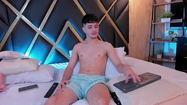 Snapshot of LiamMuller chatting on 10-21-25, 12:06 LiamMuller online show from 10-21-25, 12:06