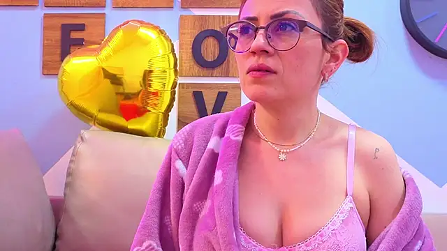 Snapshot of Victoria_Fallon chatting on 11-19-25, 11:10 Victoria Fallon online show from 11-19-25, 11:10