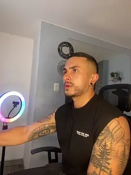 Snapshot of ALEXXX_KING chatting on 09-09-25, 08:08 ALEXXX KING online show from 09-09-25, 08:08