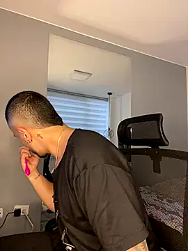 Snapshot of ALEXXX_KING chatting on 09-26-25, 12:42 ALEXXX KING online show from 09-26-25, 12:42