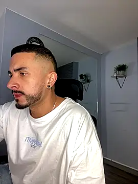 Snapshot of ALEXXX_KING chatting on 10-10-25, 02:05 ALEXXX KING online show from 10-10-25, 02:05