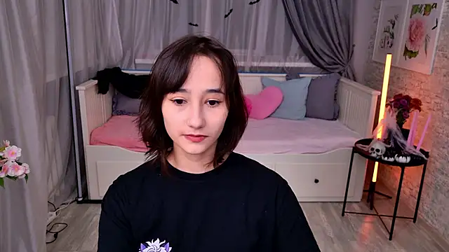 Snapshot of EmilySwonn chatting on 10-26-25, 04:02 EmilySwonn online show from 10-26-25, 04:02