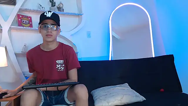 PRETTY FEM online show from 09-12-25, 01:22