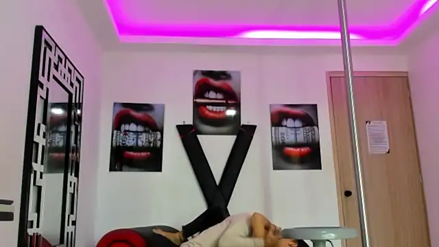 PRETTY FEM online show from 10-21-25, 01:34