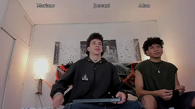 Snapshot of Adan_Oriol chatting on 10-30-25, 03:30 Adan Oriol online show from 10-30-25, 03:30