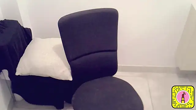 Snapshot of Morgane818181 chatting on 10-31-25, 08:21 Morgane818181 online show from 10-31-25, 08:21