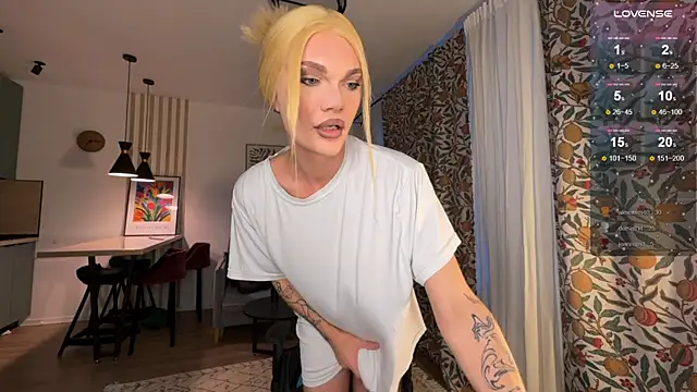 Snapshot of my-muse chatting on 10-17-25, 01:46 my-muse online show from 10-17-25, 01:46