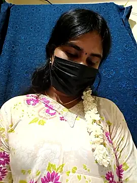Snapshot of mini-queen chatting on 05-15-26, 03:30 mini-queen online show from 05-15-26, 03:30
