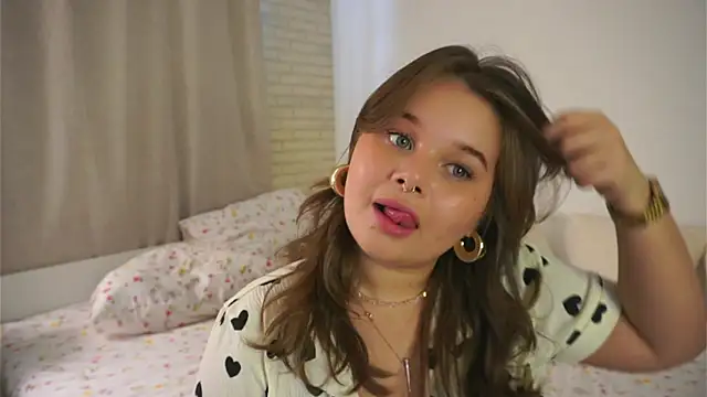 Anna Nicol online show from 09-22-25, 01:35