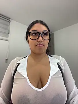 Snapshot of SharaRous chatting on 05-14-26, 01:34 SharaRous online show from 05-14-26, 01:34