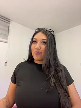Snapshot of SharaRous chatting on 05-15-26, 12:28 SharaRous online show from 05-15-26, 12:28