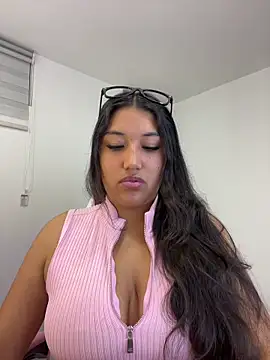 Snapshot of SharaRous chatting on 05-31-26, 01:14 SharaRous online show from 05-31-26, 01:14