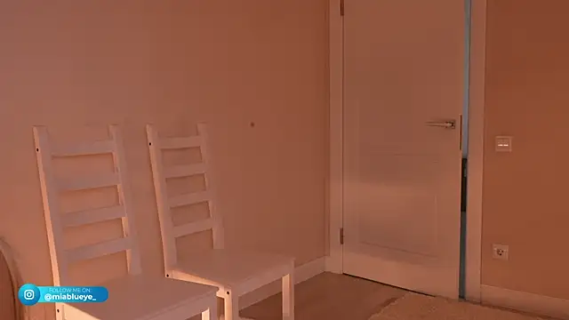 Miablueye online show from 05-20-26, 04:24