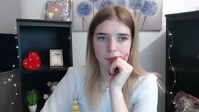 JuiceLips   online show from 11-14-25, 03:44