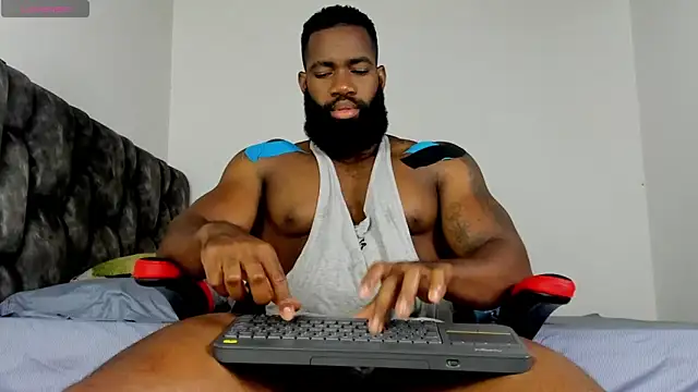Snapshot of james_musclebbc chatting on 06-05-26, 01:12 james musclebbc online show from 06-05-26, 01:12