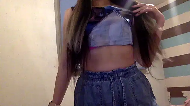 Snapshot of Bellababexox_ chatting on 09-15-25, 04:34 Bellababexox online show from 09-15-25, 04:34